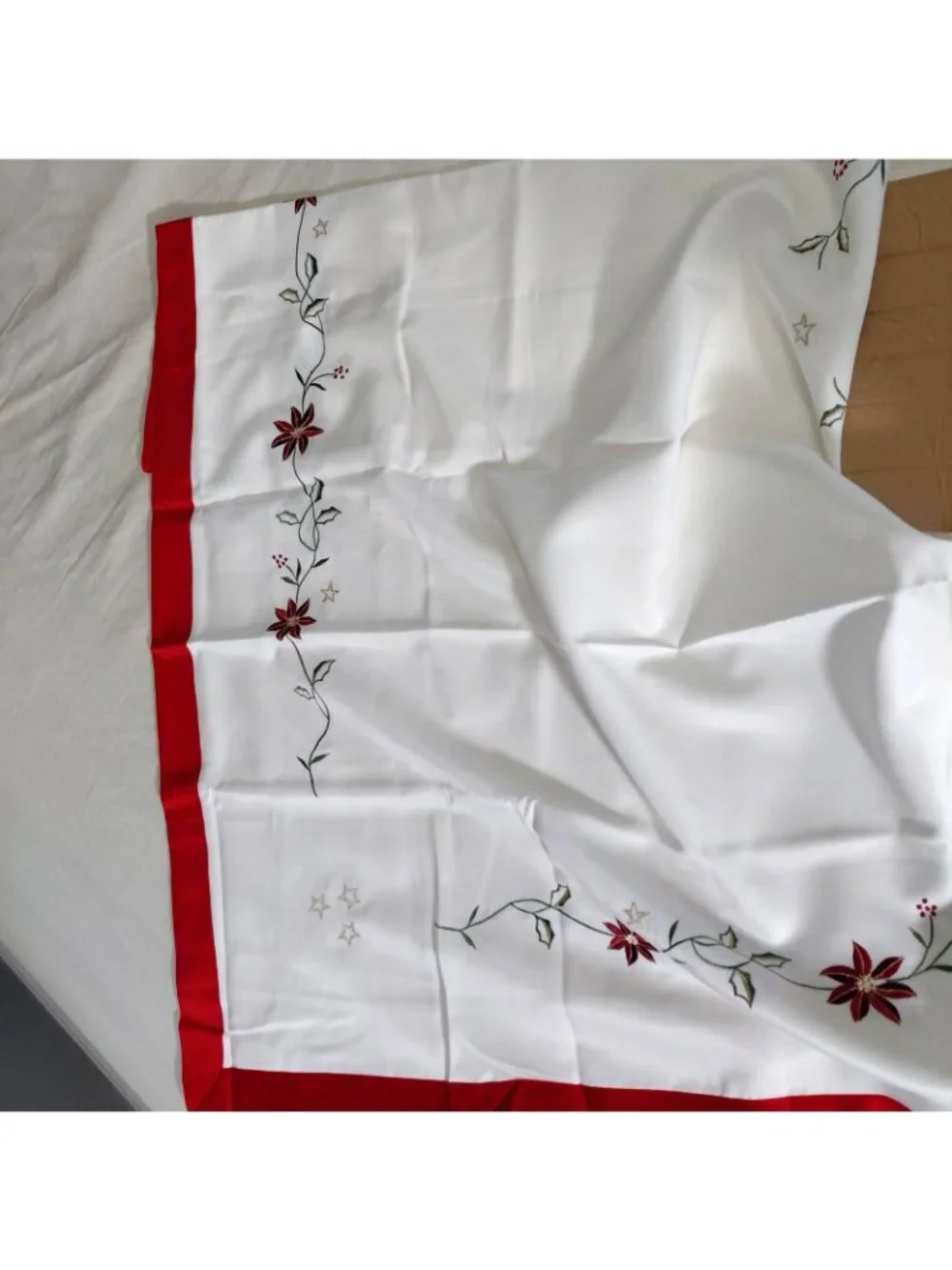 Christmas Tablecloth 85x60 Rectangle White Red Floral Embroidered Poinsetta NEW